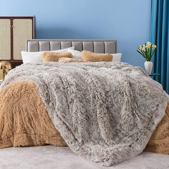 Fuzzy faux fur throw blanket 50"x60" - Picture 2 of 6